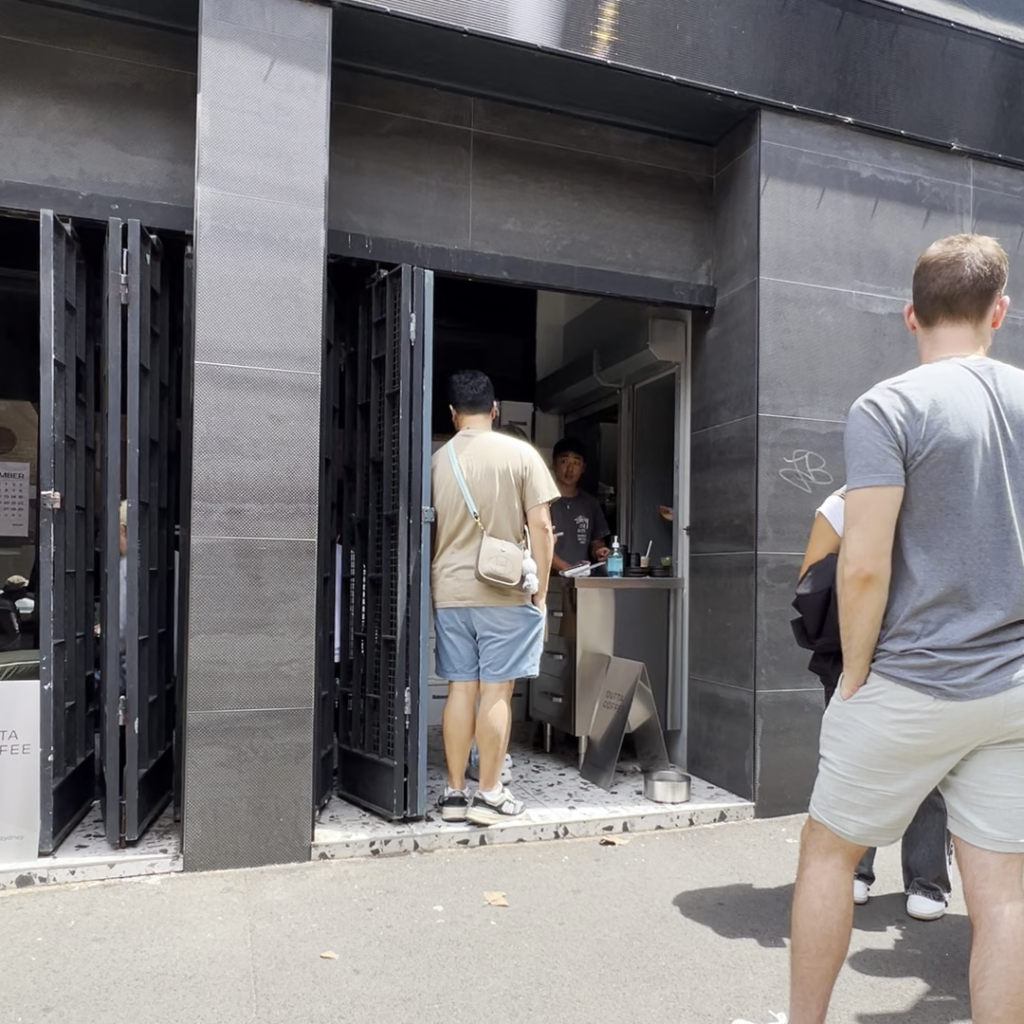 시드니 헤이마켓 피트 스트리트에 자리한 부스 형태의 Outta Coffee 카페 전경. The storefront of Outta Coffee, a small booth-style coffee shop on Pitt Street in Sydney's Haymarket area.