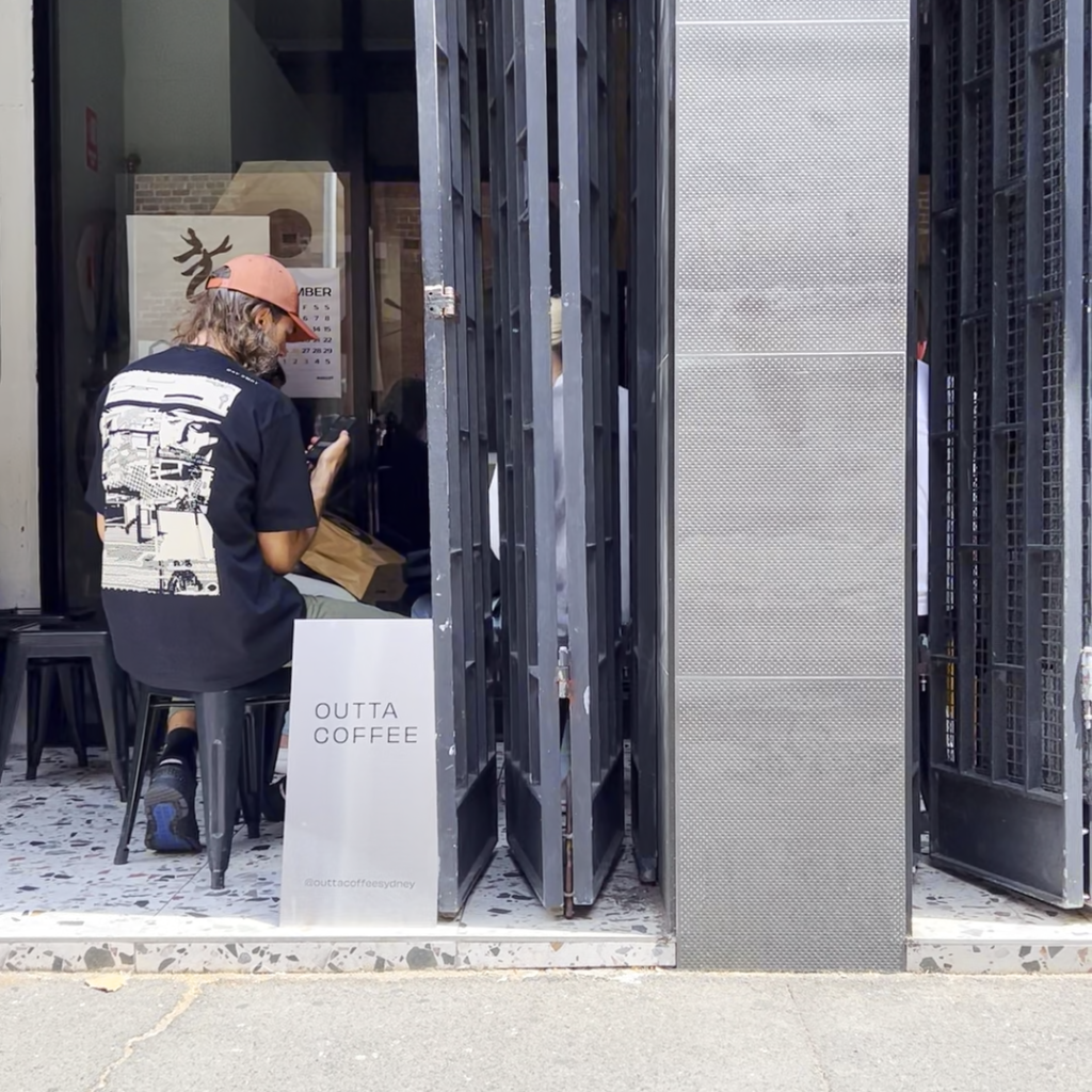 시드니 헤이마켓 피트 스트리트에 자리한 부스 형태의 Outta Coffee 카페 전경. The storefront of Outta Coffee, a small booth-style coffee shop on Pitt Street in Sydney's Haymarket area.