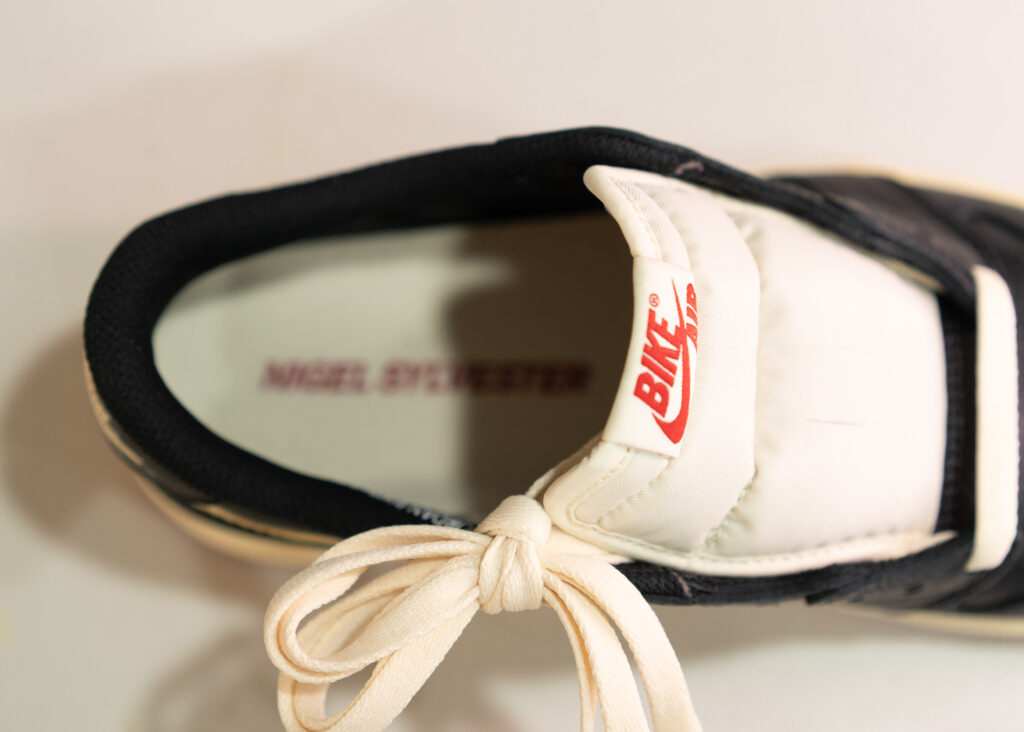 나이젤 실베스터 조던 1 로우 신발 안쪽 인솔에 프린트된 'NIGEL SYLVESTER' 시그니처. The 'NIGEL SYLVESTER' signature printed on the insole of the Air Jordan 1 Low.