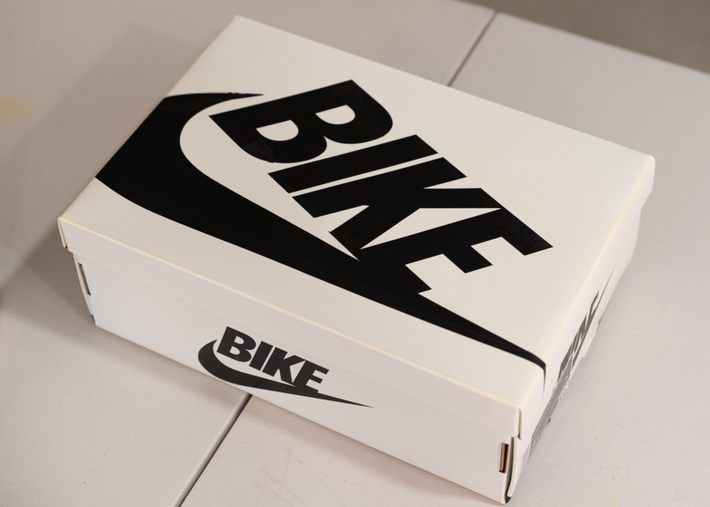 나이젤 실베스터 에어 조던 1 로우의 'BIKE' 로고가 새겨진 스페셜 에디션 신발 박스. The special edition shoebox for the Nigel Sylvester Air Jordan 1 Low, featuring the 'BIKE' logo.