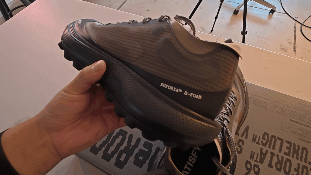 새티스파이 더 락 팔콘의 힐컵 부분에 프린트된 'EUFORIA S-FOAM' 기술명. The 'EUFORIA S-FOAM' technology text printed on the heel cup of the Satisfy The Rock Falcon shoe.