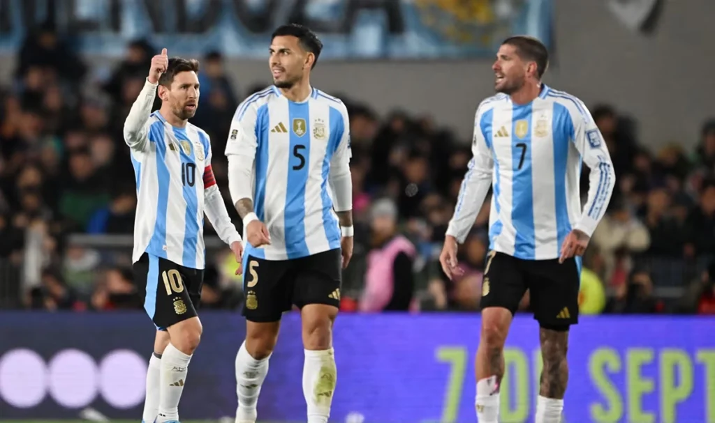 리오넬 메시가 이끄는 아르헨티나 대표팀의 2026 월드컵 남미 예선 경기 장면 Lionel Messi leading Argentina during a 2026 World Cup CONMEBOL qualifier match