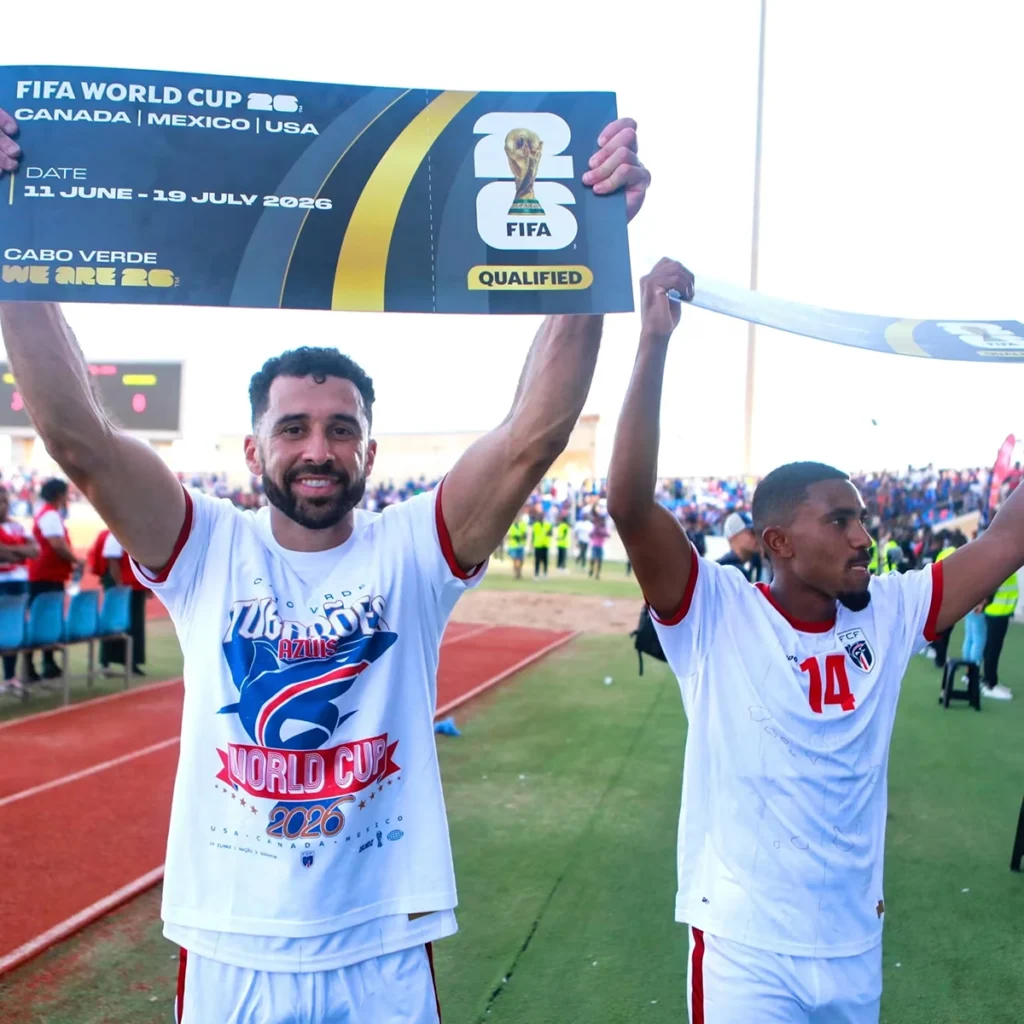카보베르데 축구대표팀이 2026 월드컵 본선 진출 티켓을 들고 기뻐하는 모습 Cape Verde players celebrating their qualification for the 2026 FIFA World Cup holding the official ticket board