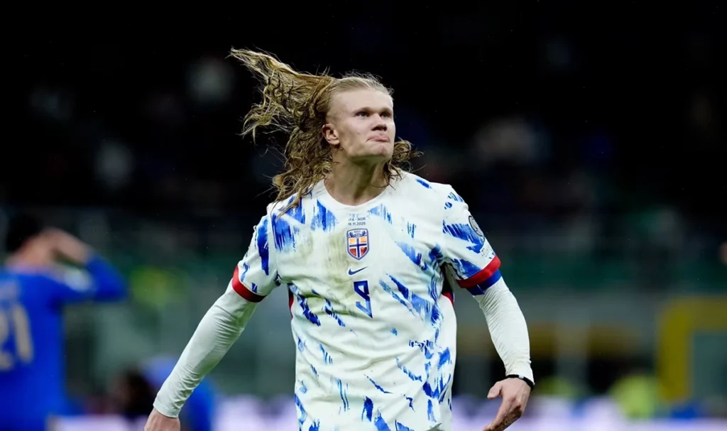 엘링 홀란드가 유럽 지역예선 경기에서 세리머니를 펼치는 모습” ALT (EN) Erling Haaland celebrating during a UEFA qualifying match for the 2026 FIFA World Cup