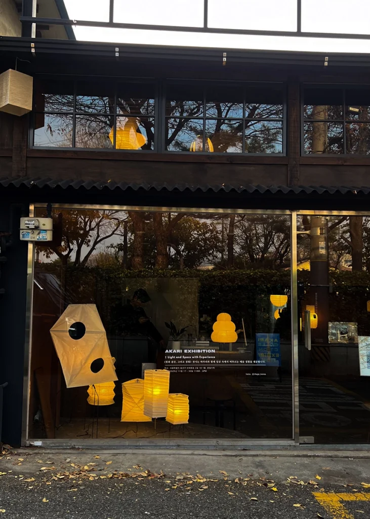 아카리 전시가 열리고 있는 춘일가옥 외관 전경 Exterior view of Chunilgaok hosting the Akari lighting exhibition