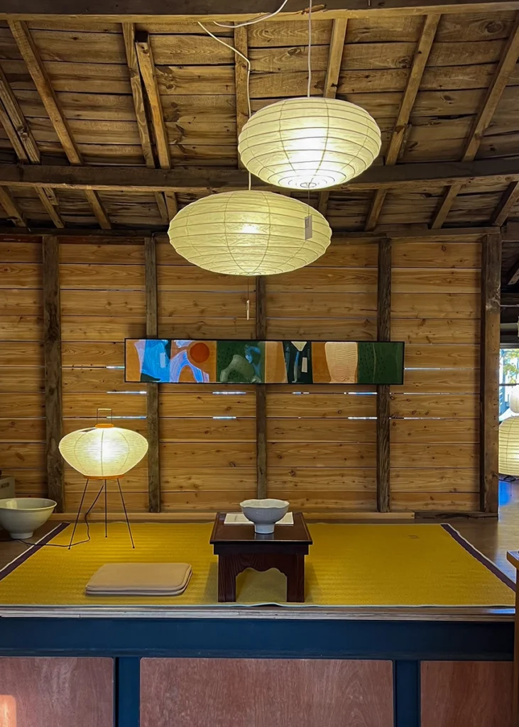 춘일가옥 공간에 배치된 다양한 아카리 조명과 바닥 조명 연출 Various Akari floor lamps arranged inside the Chunilgaok exhibition space