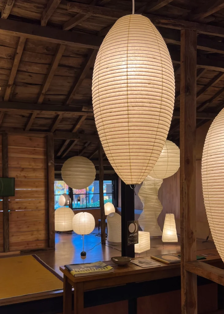 춘일가옥 전시에 설치된 아카리 조명의 타원형 펜던트 조명 모습 Oval hanging Akari pendant lamp displayed at Chunilgaok exhibition