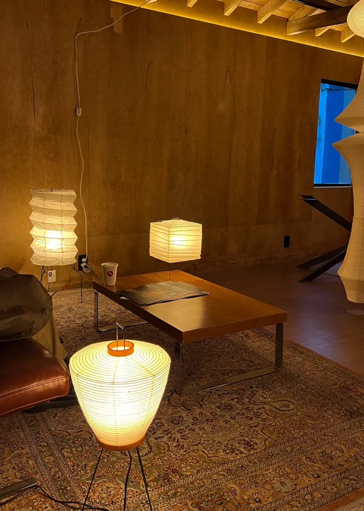 라운지 공간 연출처럼 배치된 아카리 조명 인테리어 Akari lighting arranged in a lounge-style interior setting
