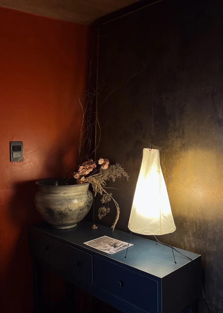 단독 조명과 장식 오브제가 조화를 이루는 아카리 조명 연출 Minimal Akari lamp styled with interior objects in the exhibition space