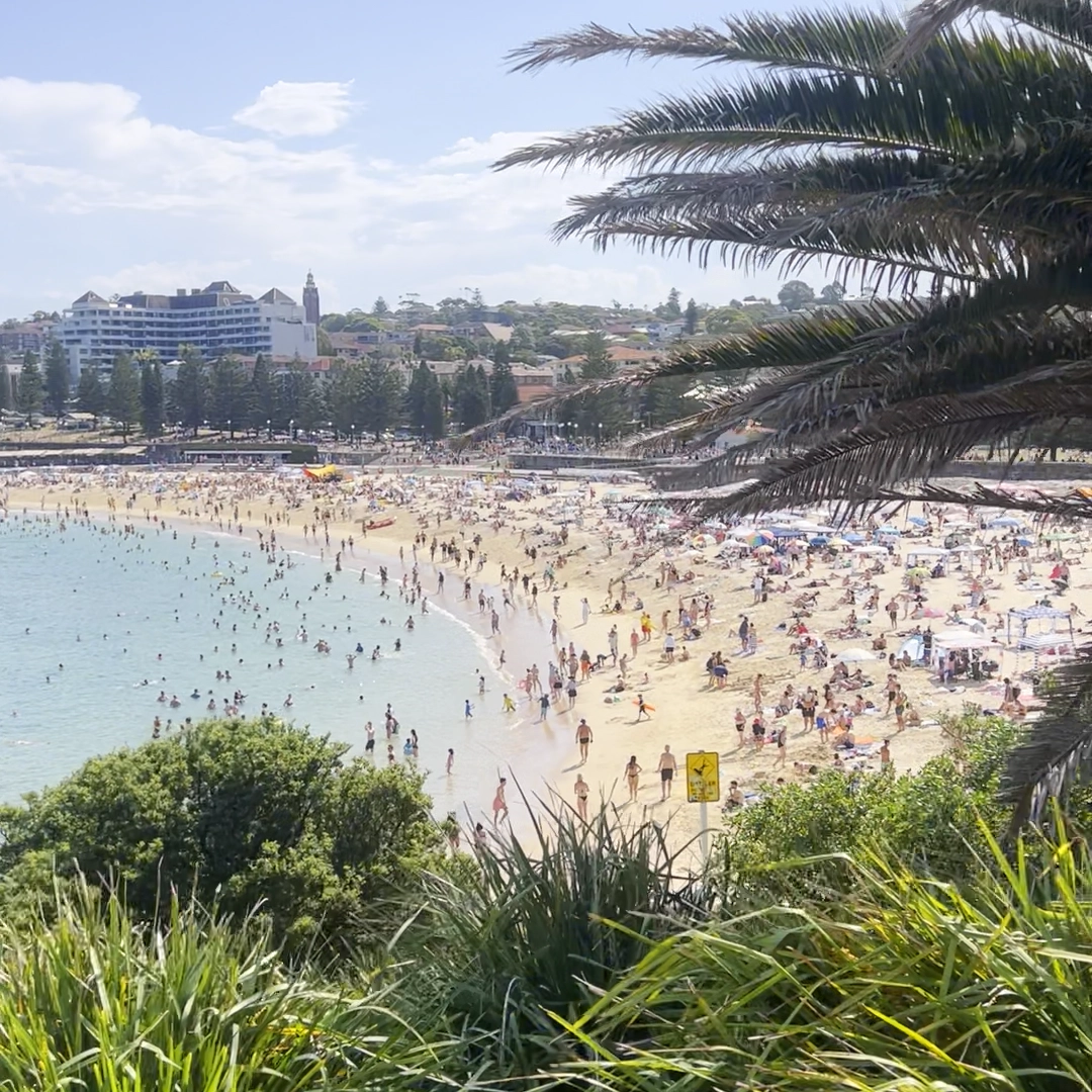 여름철 방문객들로 붐비는 호주 시드니 쿠지 비치의 전경. A wide view of a crowded Coogee Beach in Sydney, Australia, during the summer.