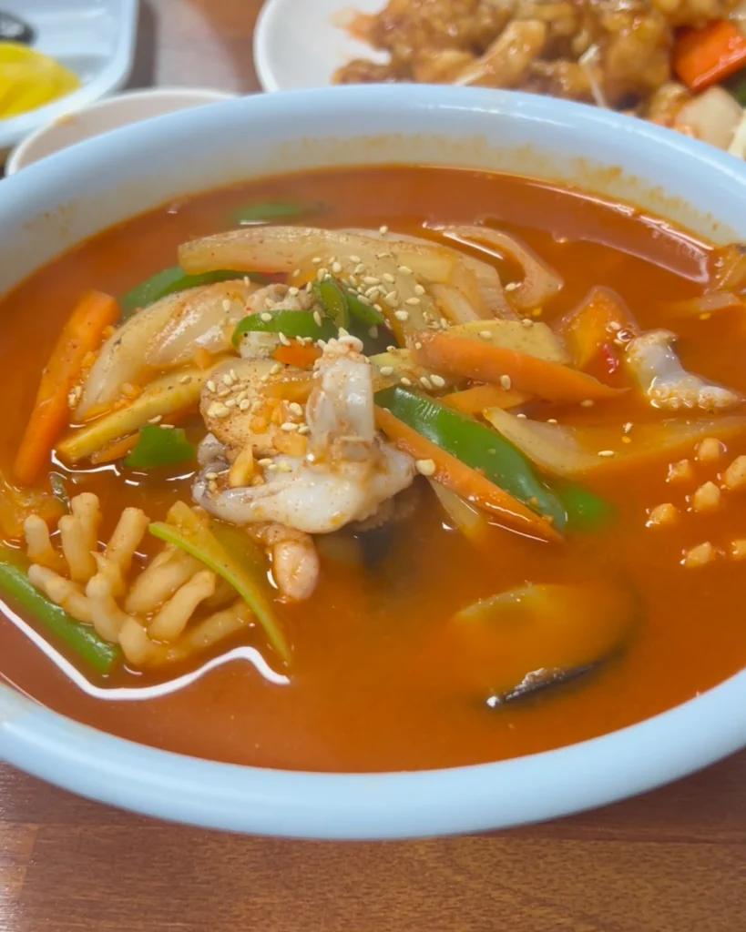 진하고 붉은 국물과 건더기가 잘 어우러진 남양주 하림각의 옛날식 짬뽕. Traditional style jjamppong at Namyangju Harimgak showing rich red broth mixed with various ingredients.