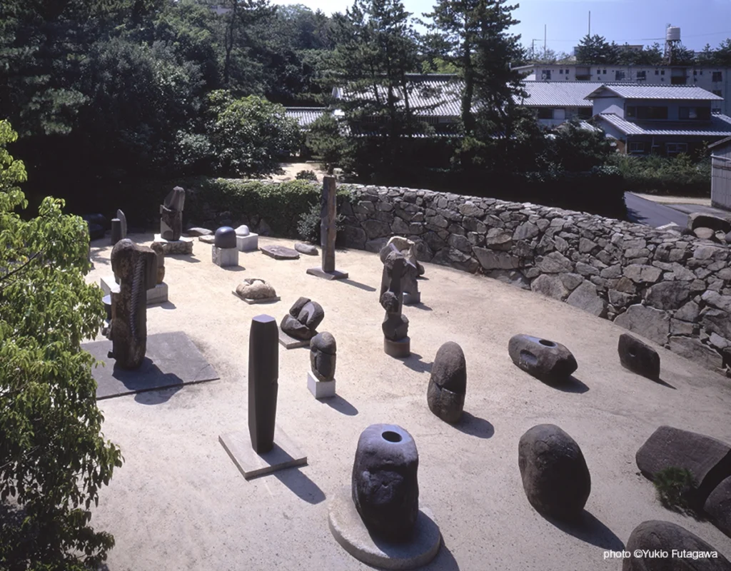 노구치 가든 뮤지엄 야외 조각 정원 전경 Outdoor sculpture garden view at the Noguchi Garden Museum