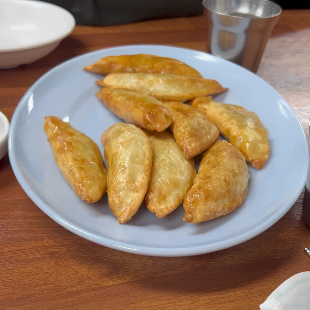 남양주 하림각에서 에피타이저로 나온 바삭하고 노릇하게 튀겨진 군만두 접시. A plate of crispy, golden-brown fried dumplings (gunmandu) served as an appetizer at Namyangju Harimgak Chinese restaurant.