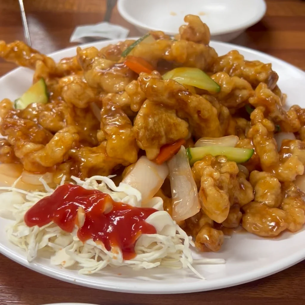 새콤달콤한 소스가 부어져서 윤기가 흐르는 남양주 하림각의 옛날식 탕수육(부먹 스타일). Namyangju Harimgak's old-fashioned sweet and sour pork (tangsuyuk) served with glossy sauce poured over it.