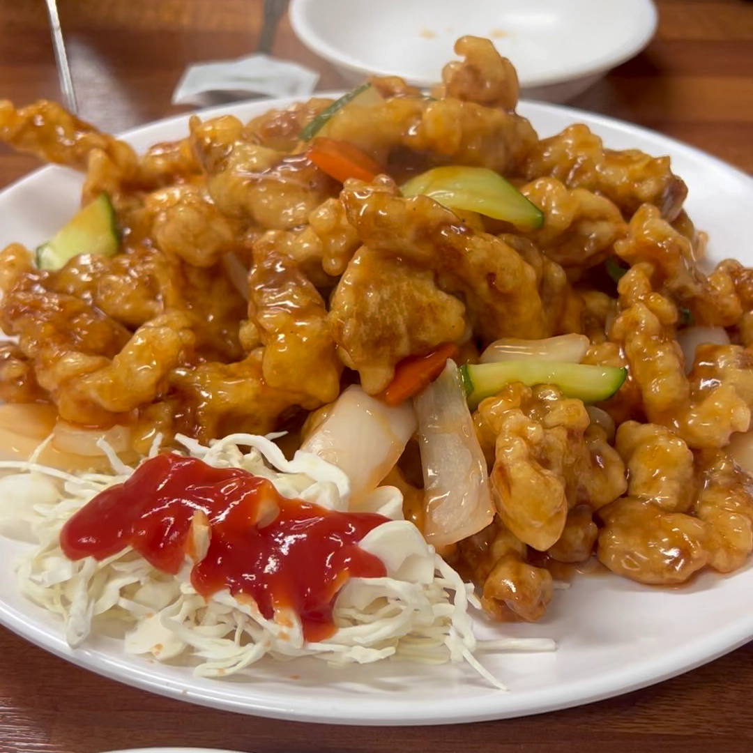 새콤달콤한 소스가 부어져서 윤기가 흐르는 남양주 하림각의 옛날식 탕수육(부먹 스타일). Namyangju Harimgak's old-fashioned sweet and sour pork (tangsuyuk) served with glossy sauce poured over it.