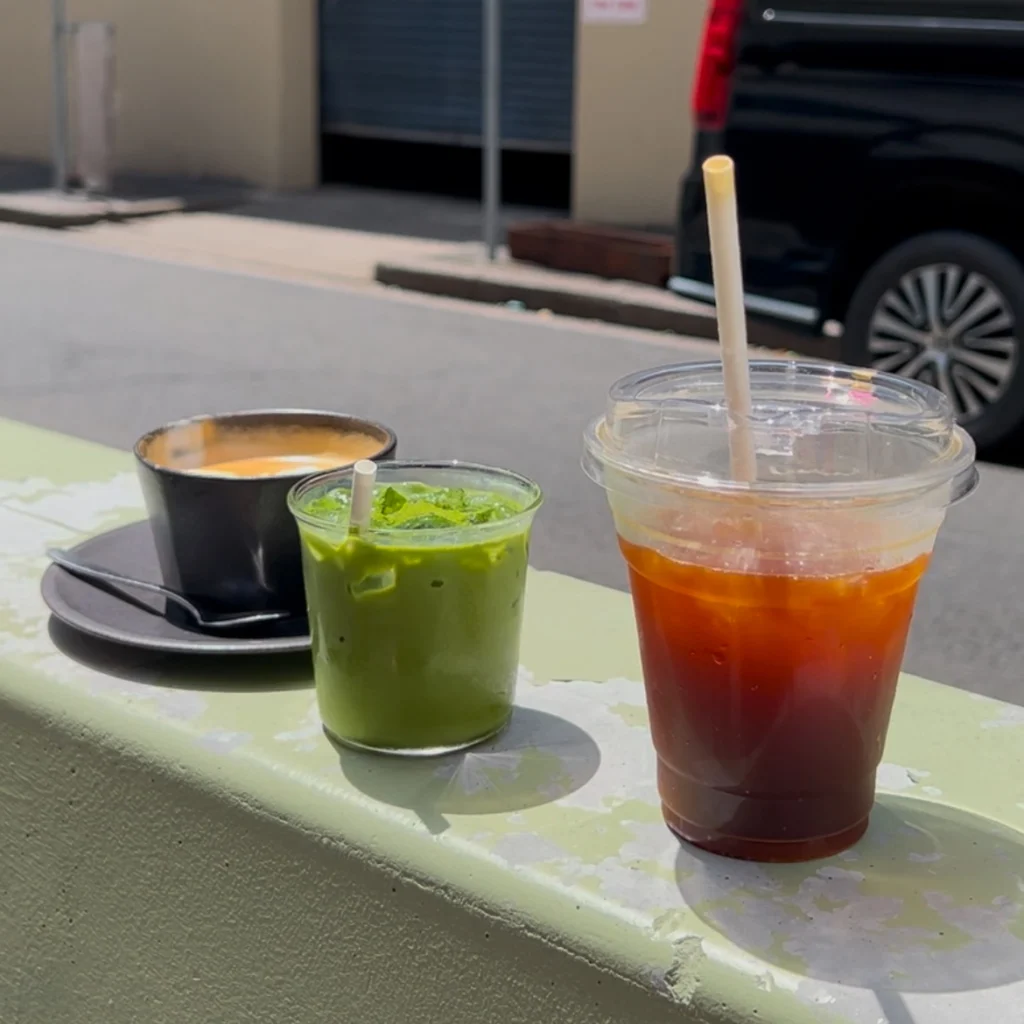 시드니 아우타 커피(Outta Coffee)의 아이스 롱블랙, 말차 라떼, 따뜻한 라떼. An iced long black, matcha latte, and hot latte from Outta Coffee in Sydney.