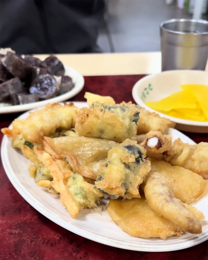새암분식 모듬 튀김 한 접시 Assorted Korean tempura plate at Saeam Bunsik