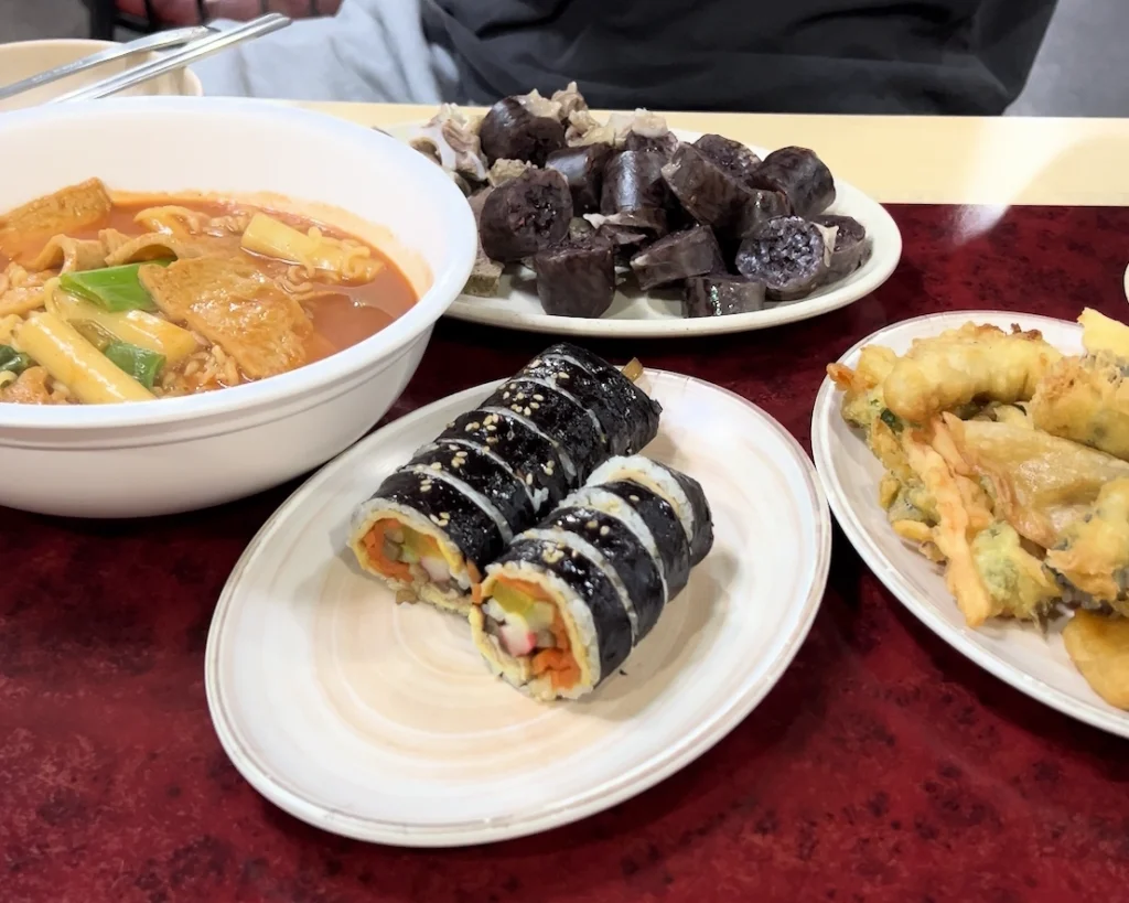새암분식 분식 한상 세트 (순대, 김밥, 튀김, 라볶이) Full Korean snack platter with sundae, gimbap, tempura, and rabokki at Saeam Bunsik