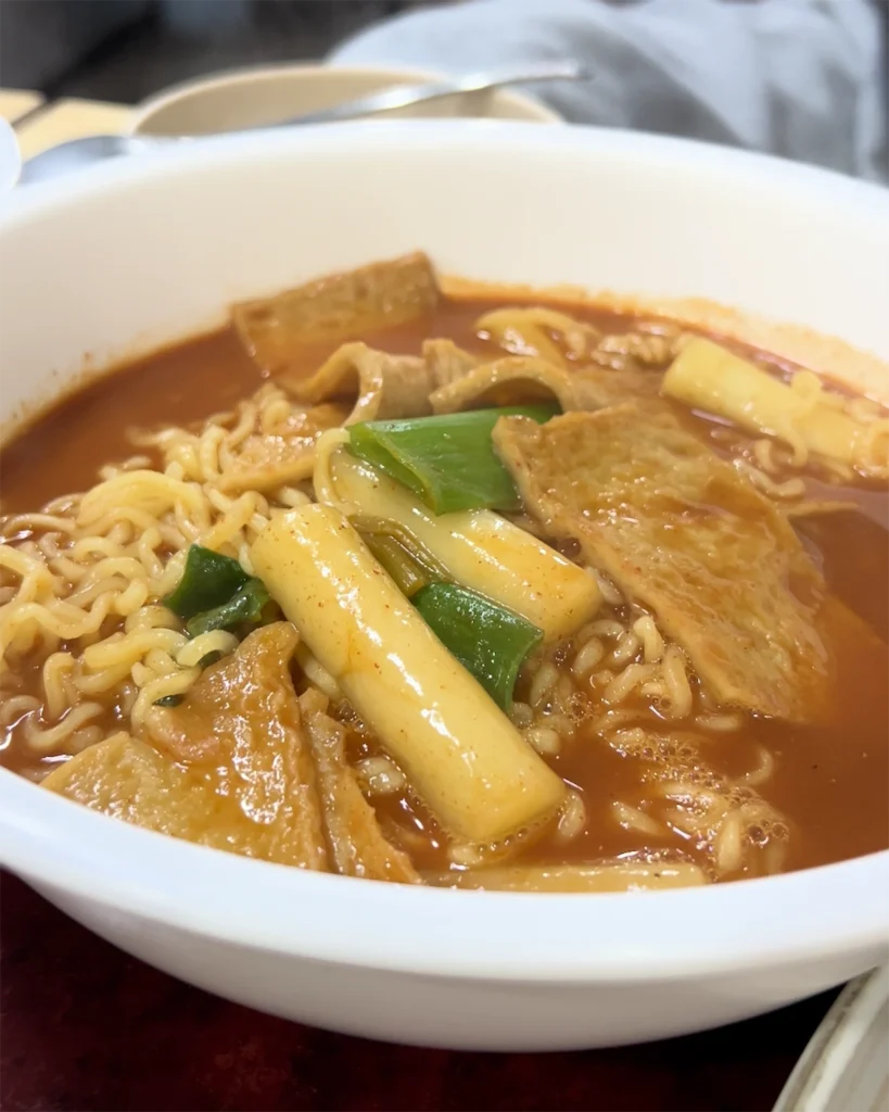 새암분식 라볶이 한 그릇 Spicy Korean rabokki (ramen and tteokbokki) at Saeam Bunsik