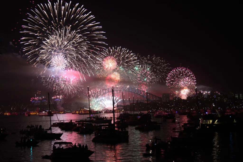 시드니 하버브리지 위로 터지는 새해 전야(New Year's Eve) 불꽃놀이의 웅장한 광경. The spectacular New Year's Eve fireworks display over the Sydney Harbour Bridge.