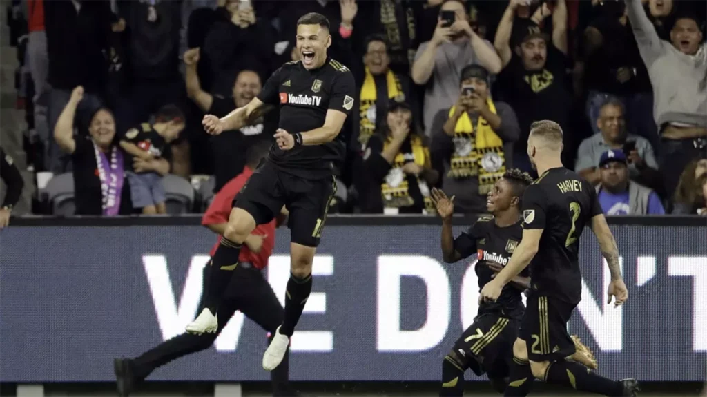 MLS 경기에서 득점 후 환호하는 LAFC 선수들과 팬들 LAFC players celebrating a goal during an MLS match