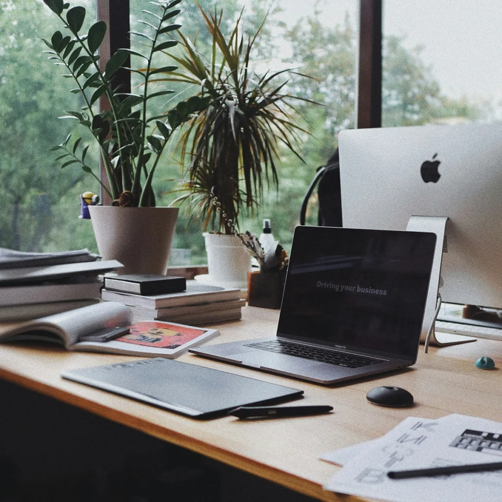 자연광이 들어오는 미니멀한 디자이너 작업 공간 Minimal creative workspace with laptop, notebook, and natural light