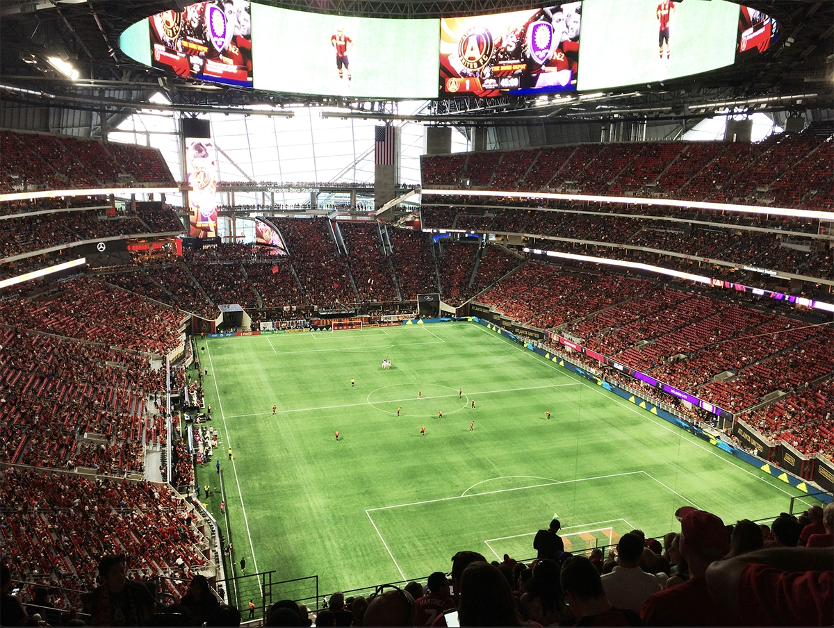 MLS 애틀랜타 유나이티드 홈구장 메르세데스 벤츠 스타디움의 가득 찬 관중석 Full crowd inside Mercedes-Benz Stadium during an Atlanta United MLS match