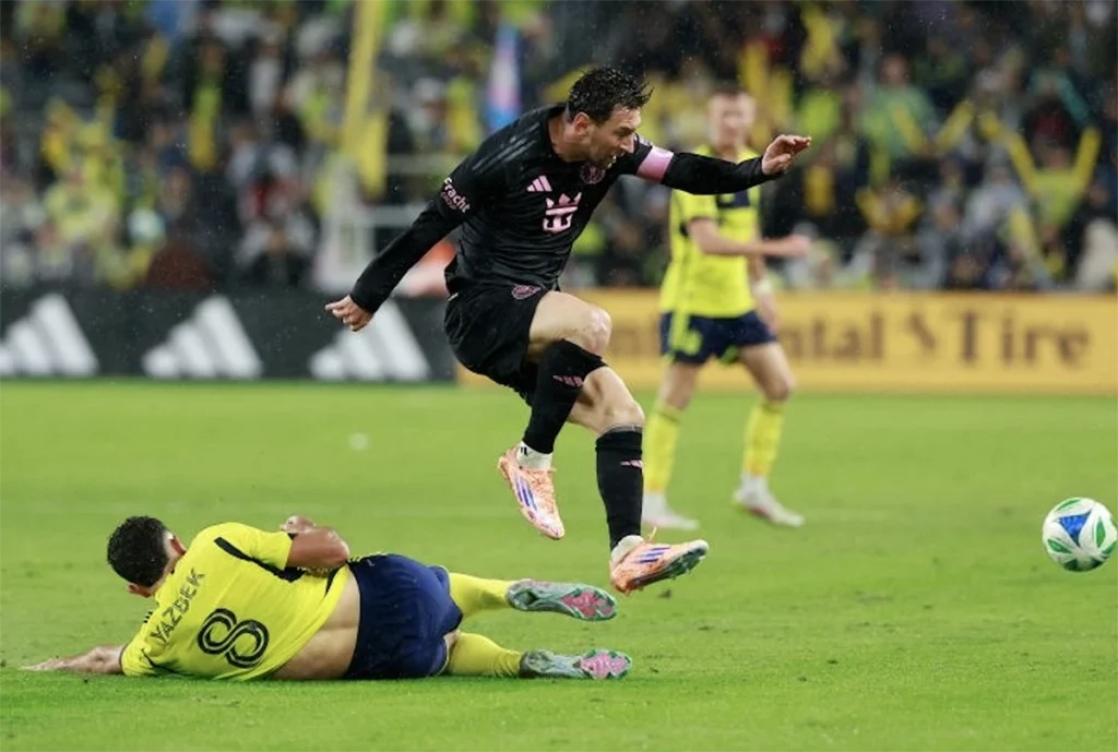 MLS 경기 중 인터 마이애미에서 뛰는 리오넬 메시의 경기 장면 Lionel Messi playing for Inter Miami during an MLS match