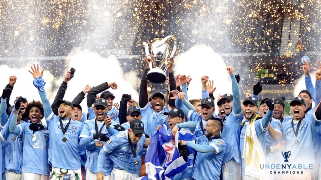 MLS 컵 우승 후 트로피를 들어올리며 환호하는 뉴욕 시티 FC 선수단 New York City FC players celebrating their MLS Cup championship victory