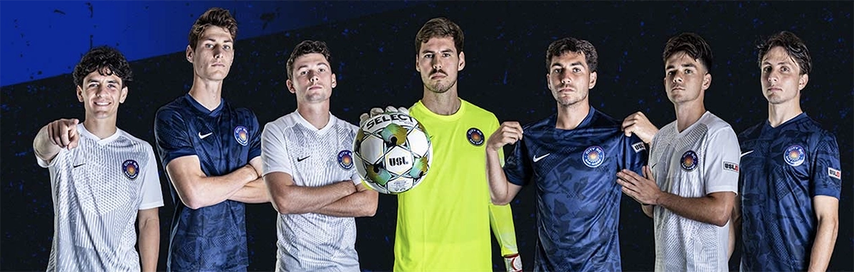 USL 챔피언십 리그 소속 선수들이 단체로 포즈를 취한 공식 홍보 이미지 USL Championship league players posing for an official team presentation
