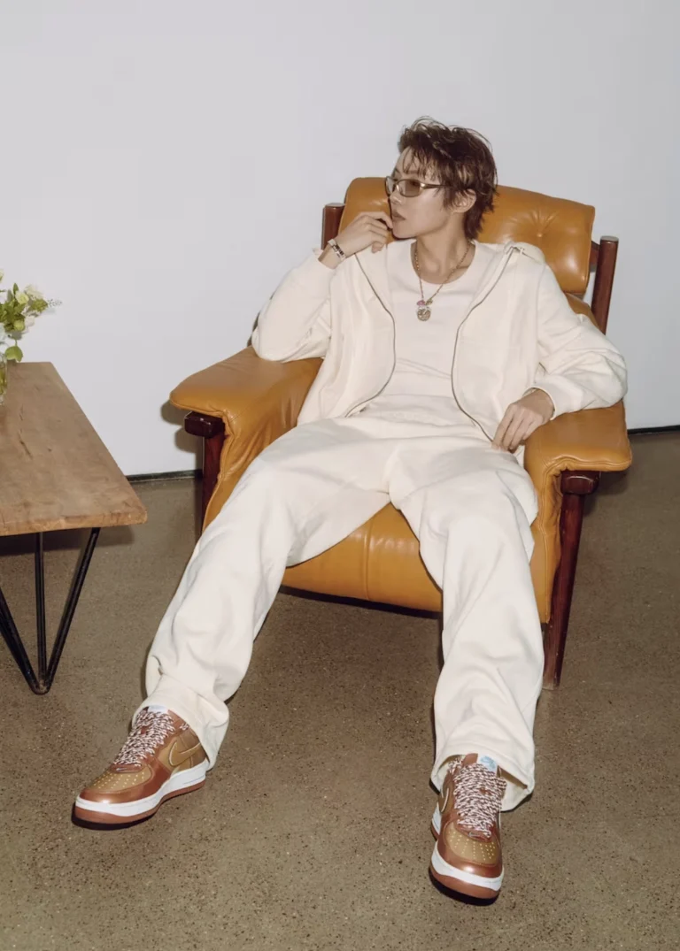 J-HOPE가 착용한 NIGO x J-HOPE Air Force 1 ’01