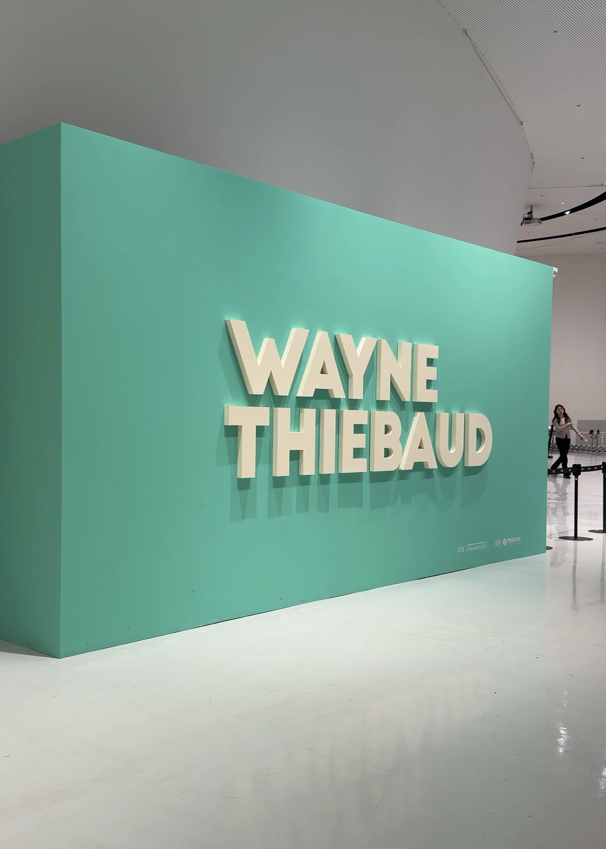DDP 웨인 티보 전시 입구의 WAYNE THIEBAUD 레터링 월